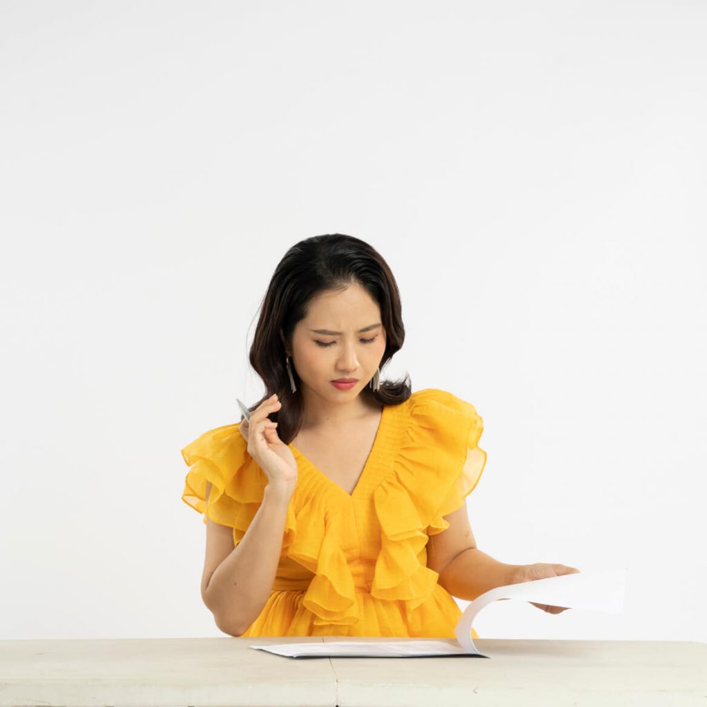 Người phụ nữ đang làm việc trên máy tính xách tay