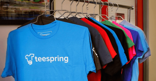 Teespring là nền tảng cho phép người dùng thiết kế in ấn lên các sản phẩm thời trang như áo, mũ, giày,...