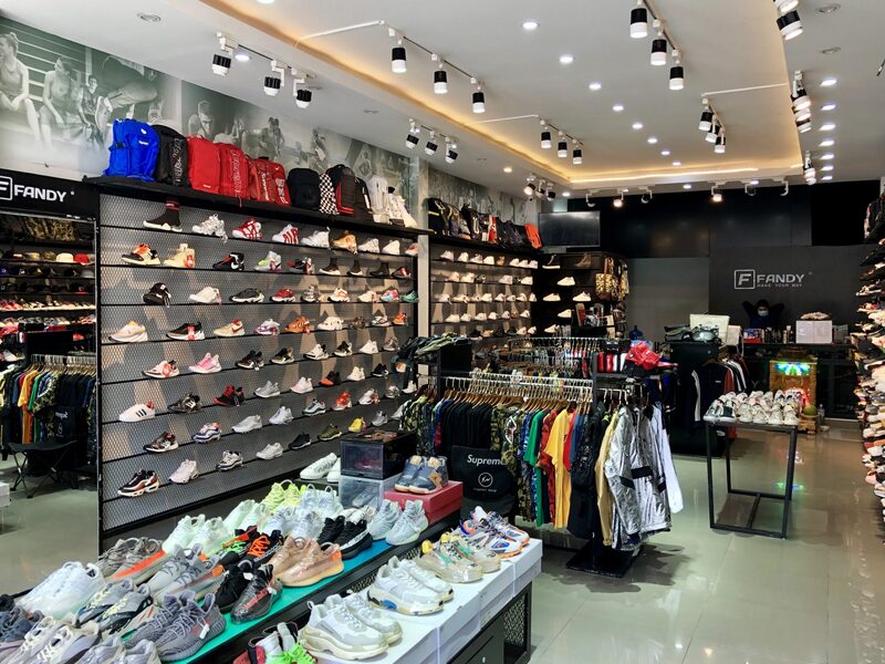 Kinh doanh sỉ giày dép truyền thống thường được thực hiện tại các cửa hàng