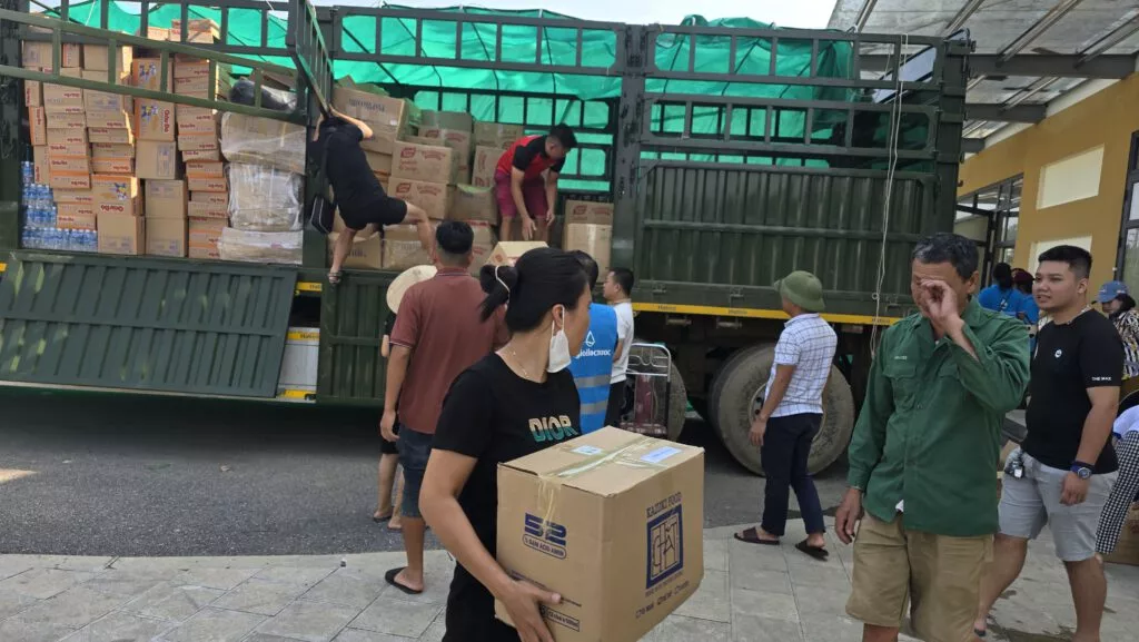 Tạp chí Văn hiến Việt Nam cùng nhà đồng hành Droppii đưa hàng hóa thiết yếu đến với bà con vùng bão lũ Yên Bái ngày 13.9.2024