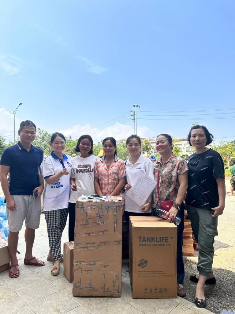 Tạp chí Văn hiến Việt Nam cùng nhà đồng hành Droppii đưa hàng hóa thiết yếu đến với bà con vùng bão lũ Yên Bái ngày 13.9.2024.