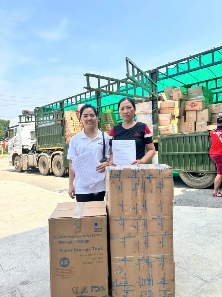 Tạp chí Văn hiến Việt Nam cùng nhà đồng hành Droppii đưa hàng hóa thiết yếu đến với bà con vùng bão lũ Yên Bái ngày 13.9.2024.