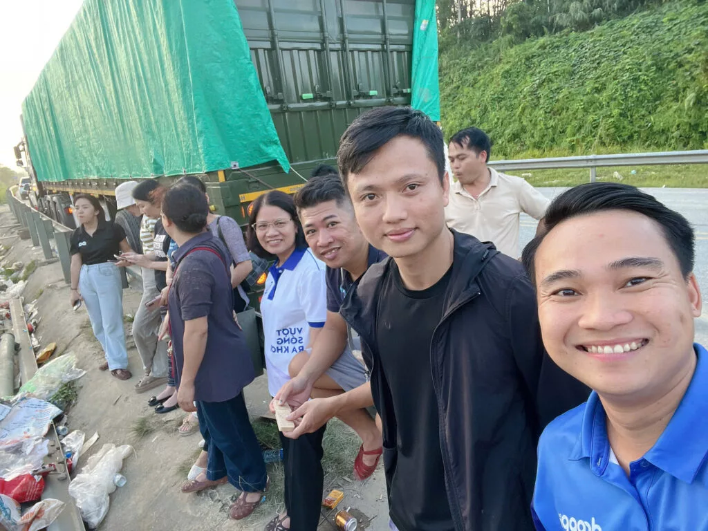Tạp chí Văn hiến Việt Nam cùng nhà đồng hành Droppii đưa hàng hóa thiết yếu đến với bà con vùng bão lũ Yên Bái