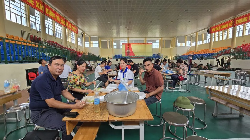 Tạp chí Văn hiến Việt Nam cùng nhà đồng hành Droppii đưa hàng hóa thiết yếu đến với bà con vùng bão lũ Yên Bái