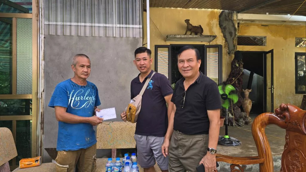 Tạp chí Văn hiến Việt Nam cùng nhà đồng hành Droppii đưa hàng hóa thiết yếu đến với bà con vùng bão lũ Yên Bái ngày 13.9.2024.