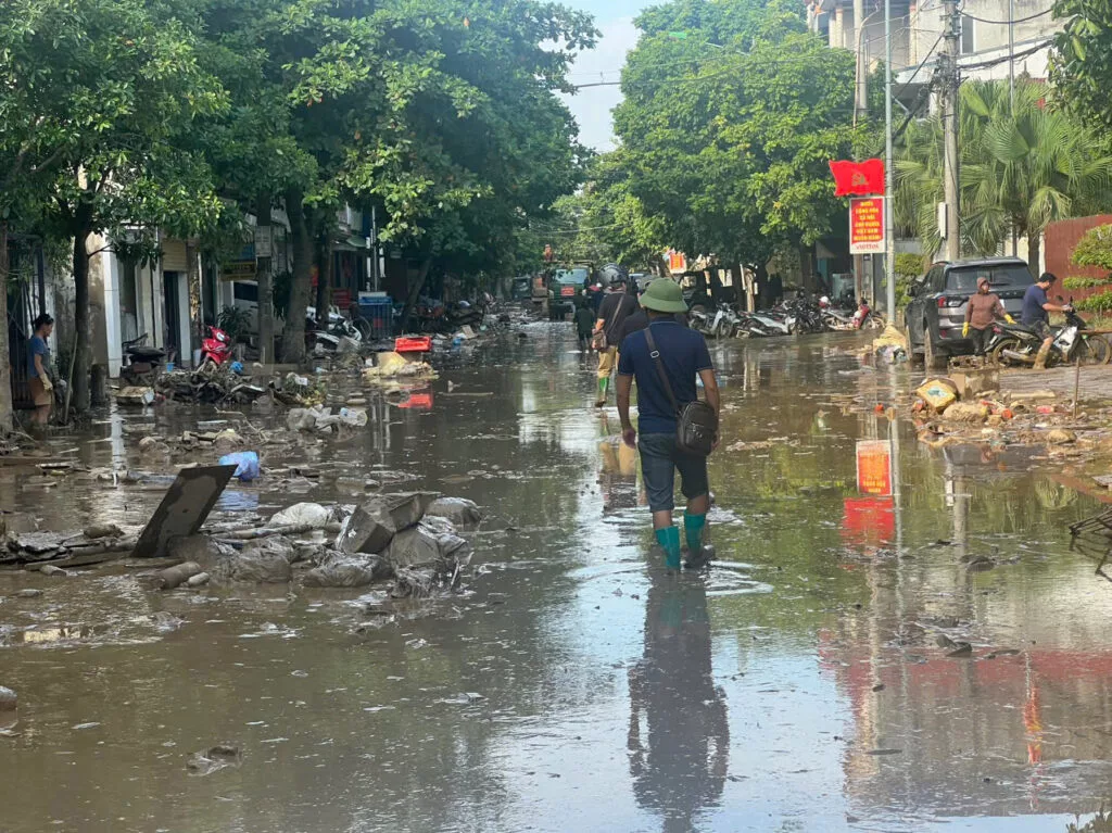 Tạp chí Văn hiến Việt Nam cùng nhà đồng hành Droppii đưa hàng hóa thiết yếu đến với bà con vùng bão lũ Yên Bái ngày 13.9.2024.