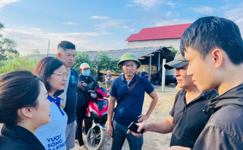 Tạp chí Văn hiến Việt Nam cùng nhà đồng hành Droppii đưa hàng hóa thiết yếu đến với bà con vùng bão lũ Yên Bái ngày 13.9.2024.