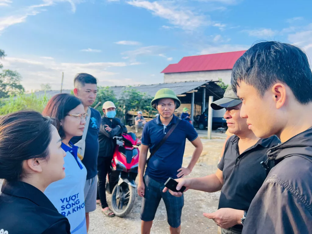 Tạp chí Văn hiến Việt Nam cùng nhà đồng hành Droppii đưa hàng hóa thiết yếu đến với bà con vùng bão lũ Yên Bái ngày 13.9.2024.