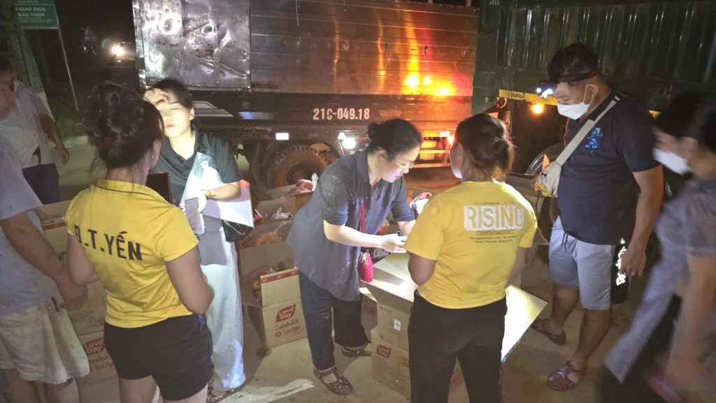 Tạp chí Văn hiến Việt Nam cùng nhà đồng hành Droppii đưa hàng hóa thiết yếu đến với bà con vùng bão lũ Yên Bái ngày 13.9.2024.