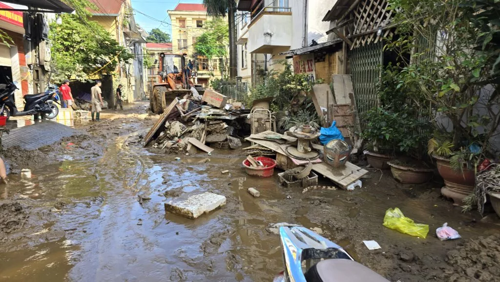Tạp chí Văn hiến Việt Nam cùng nhà đồng hành Droppii đưa hàng hóa thiết yếu đến với bà con vùng bão lũ Yên Bái ngày 13.9.2024.