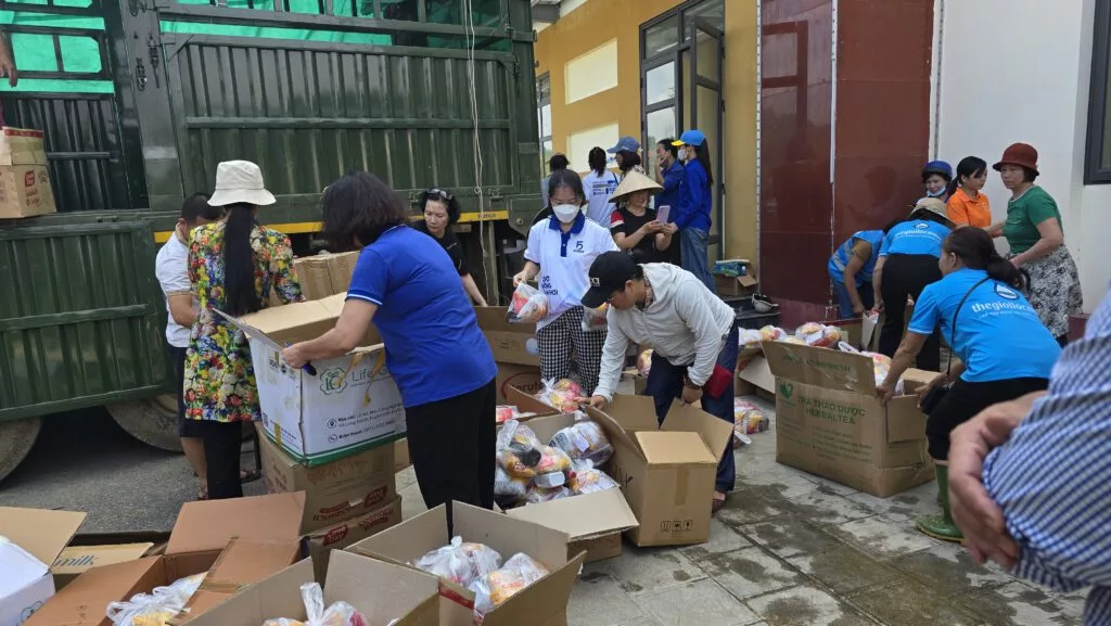 Tạp chí Văn hiến Việt Nam cùng nhà đồng hành Droppii đưa hàng hóa thiết yếu đến với bà con vùng bão lũ Yên Bái ngày 13.9.2024.