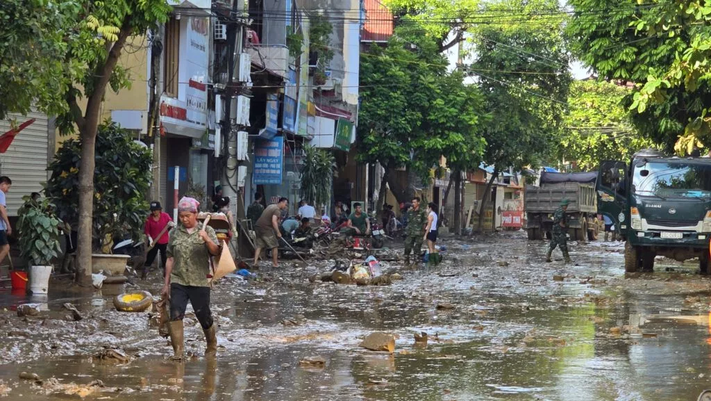 Tạp chí Văn hiến Việt Nam cùng nhà đồng hành Droppii đưa hàng hóa thiết yếu đến với bà con vùng bão lũ Yên Bái ngày 13.9.2024.
